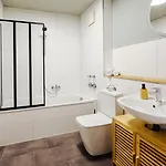 Moderne Mit Balkon Und Parkplatz - Salt * Naumbourg
