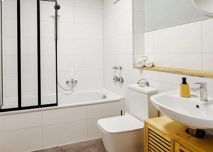 Moderne Mit Balkon Und Parkplatz - Salt * ナウムブルク